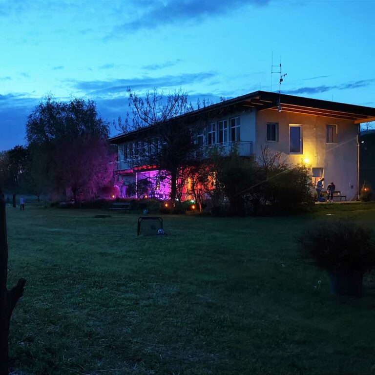 Abendstimmung beim Flugfeld Kottingneusiedl mit Sicht auf das Haus Balancia.